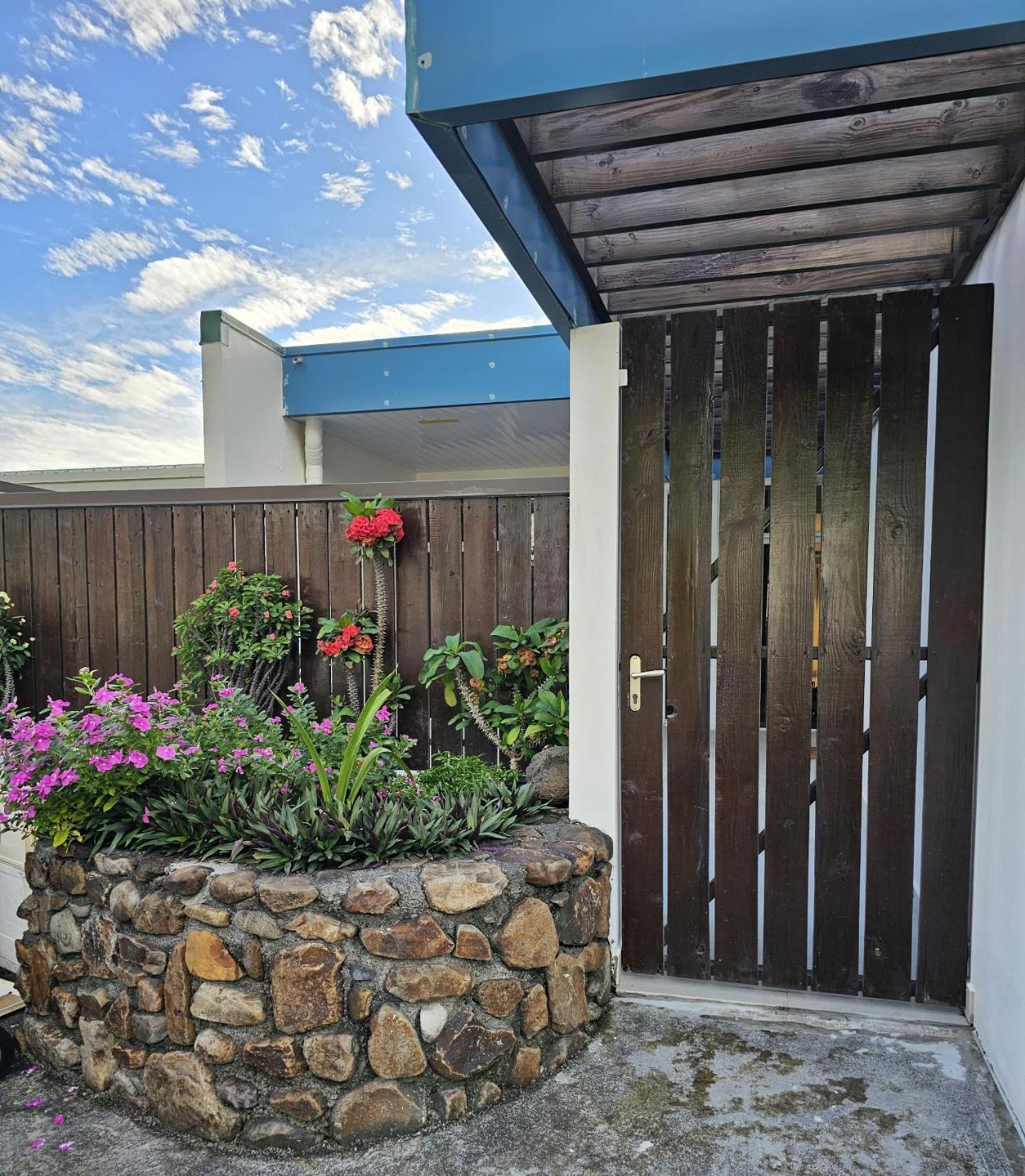 Cozy House In A Private Complex Villa Paea Bagian luar foto